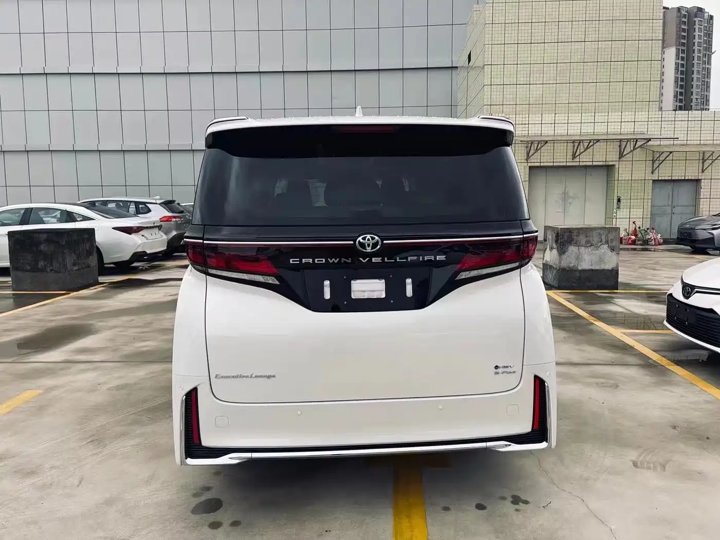 Toyota Vellfire 2024 Crown Hybrid 2.5L Executive Premium Edition фото 8