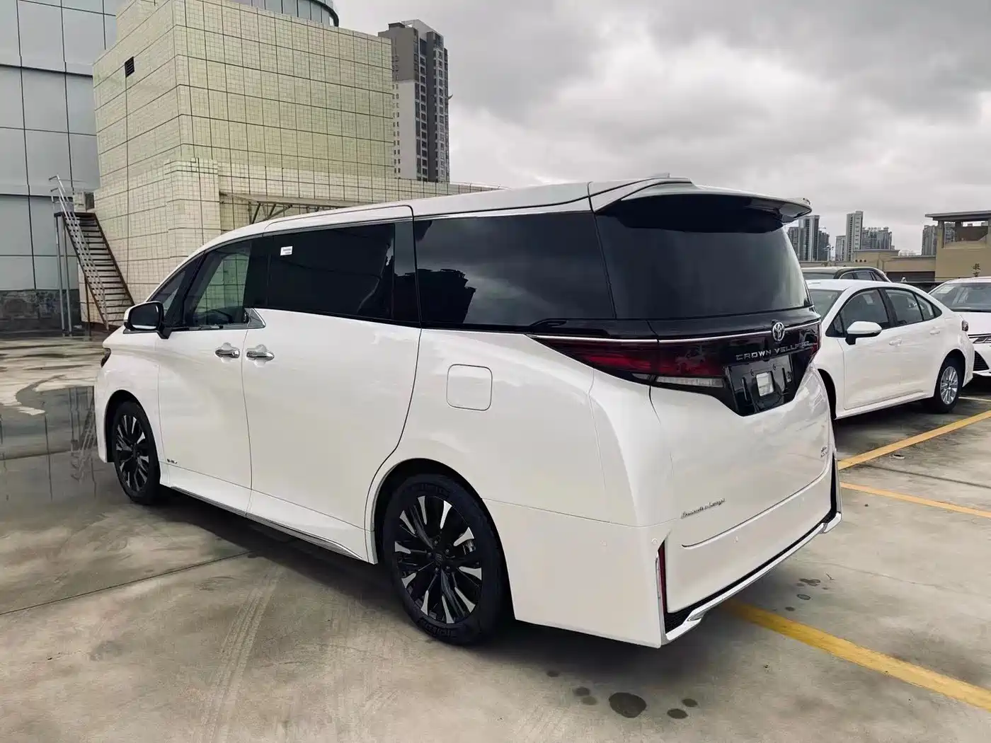 Toyota Vellfire 2024 Crown Hybrid 2.5L Executive Premium Edition фото 7