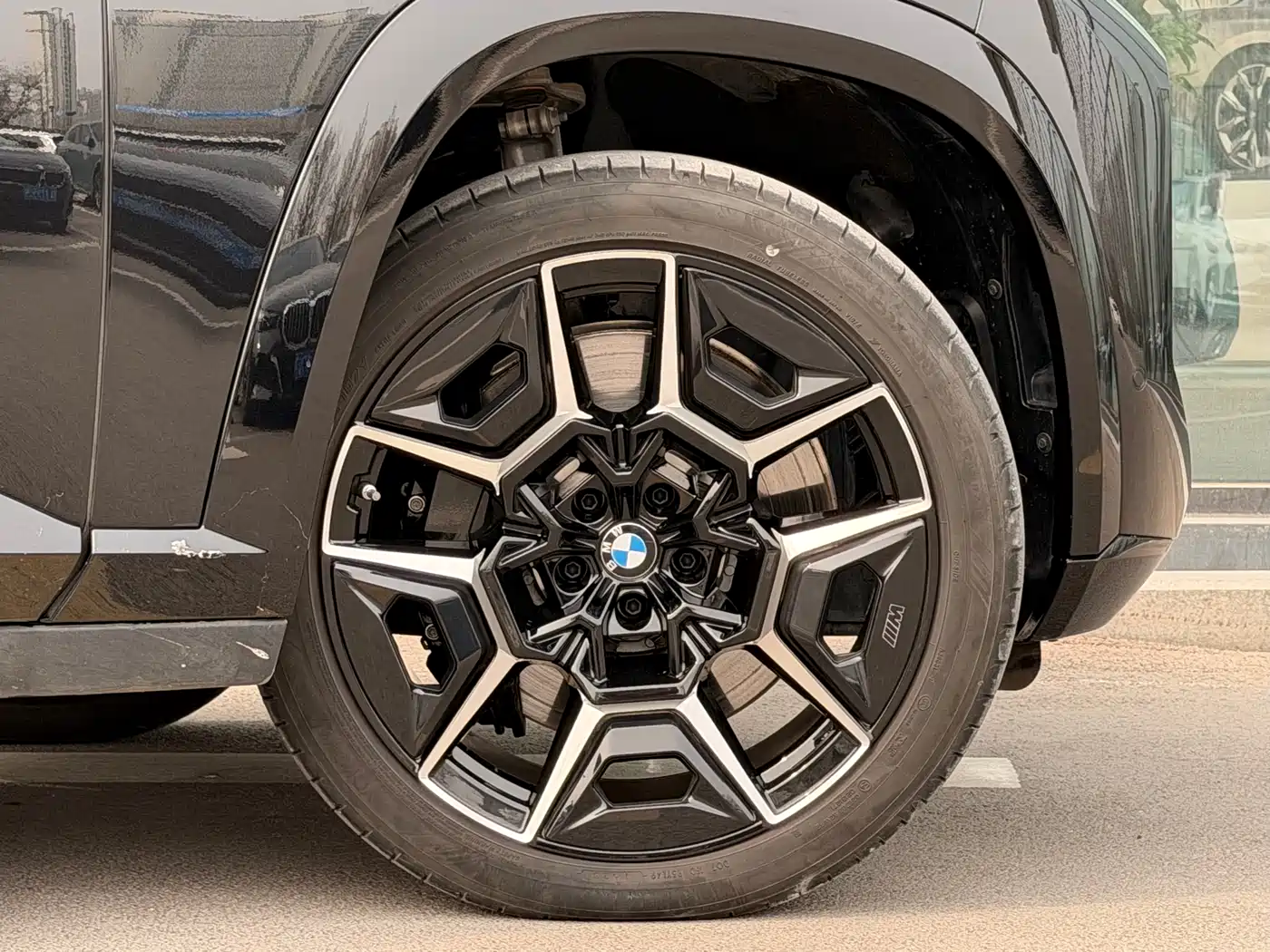 BMW XM 2023 50e фото 11