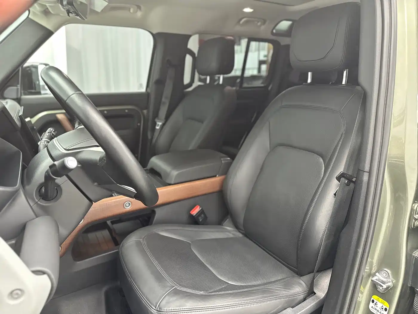 Land Rover Defender 2023 Model 110 3.0T P400 Dark Special Edition фото 25