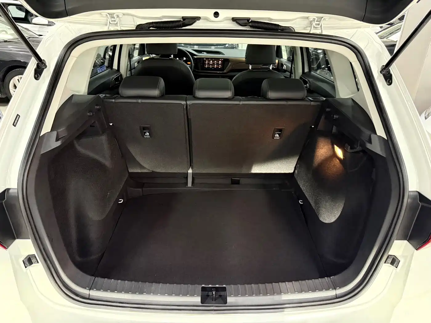 Volkswagen Tharu 2022 280TSI FWD Luxury Edition фото 11