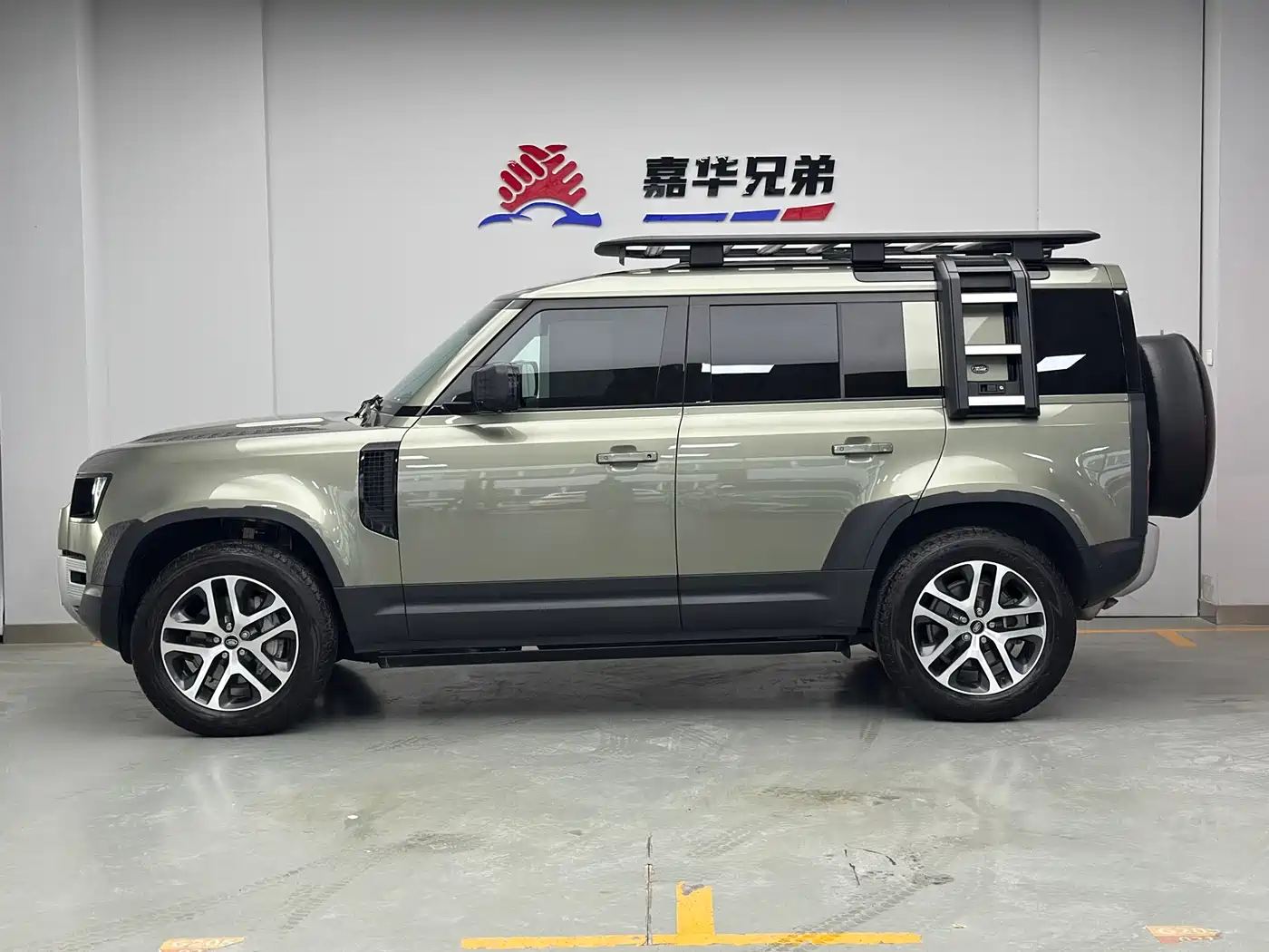 Land Rover Defender 2023 Model 110 3.0T P400 Dark Special Edition фото 9