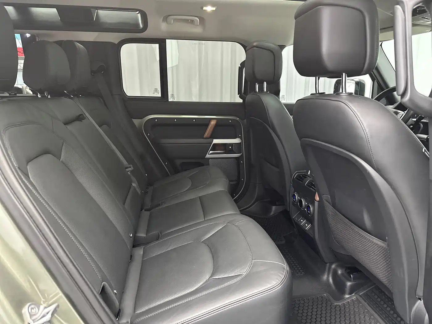 Land Rover Defender 2023 Model 110 3.0T P400 Dark Special Edition фото 35