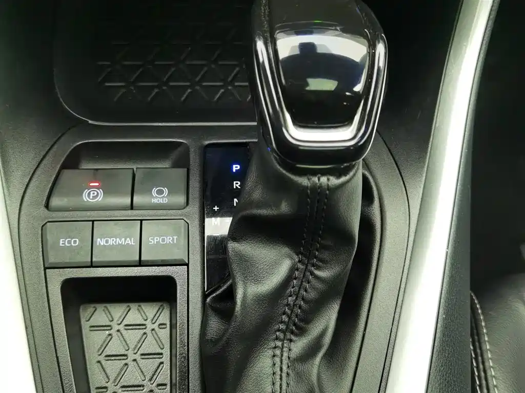 Toyota Wildlander 2022 2.0L CVT FWD Luxury Edition фото 13