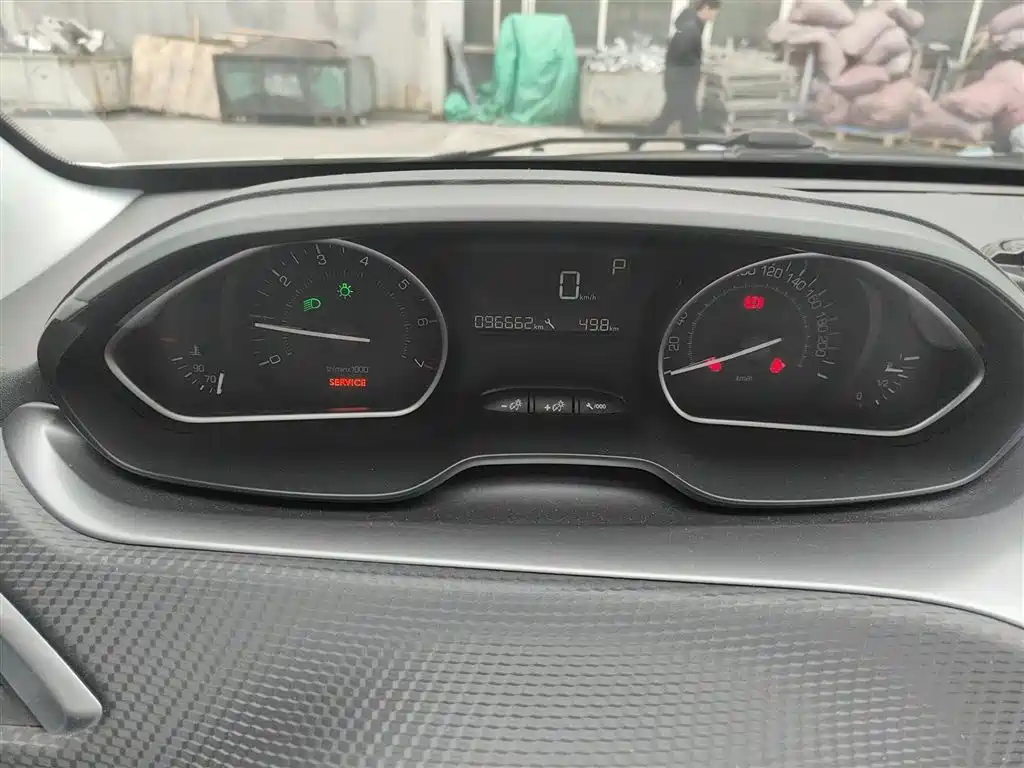 Peugeot 2008 2014 1.6L Automatic Fashion Edition фото 5