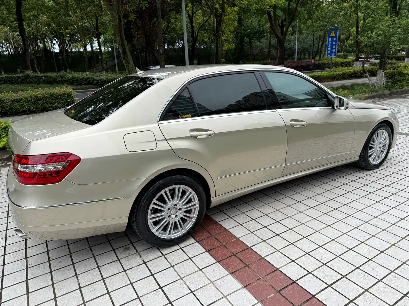 Mercedes-Benz E-Class 2012 E 300 L Fashion фото 4