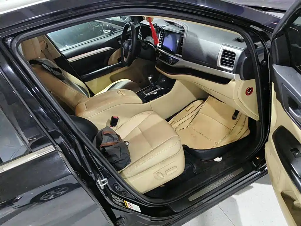 Photo 13 - Toyota Highlander