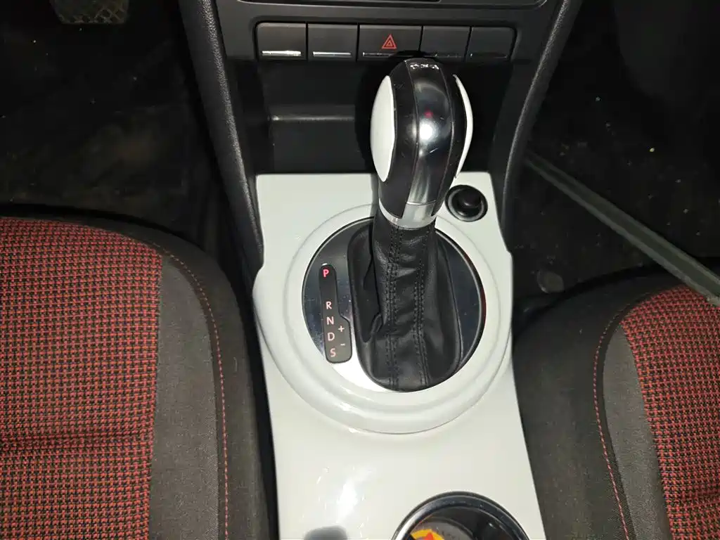 Volkswagen Beetle 2013 1.4TSI Fashion Edition фото 10