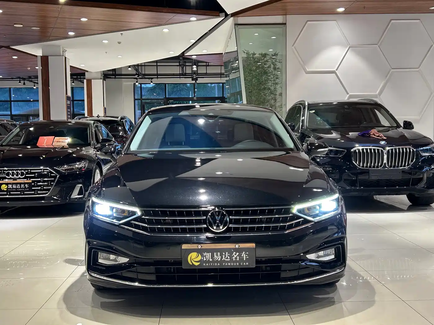 Volkswagen Magotan 2023 Model 2 Million Commemorative Edition 330TSI DSG Luxury фото 3