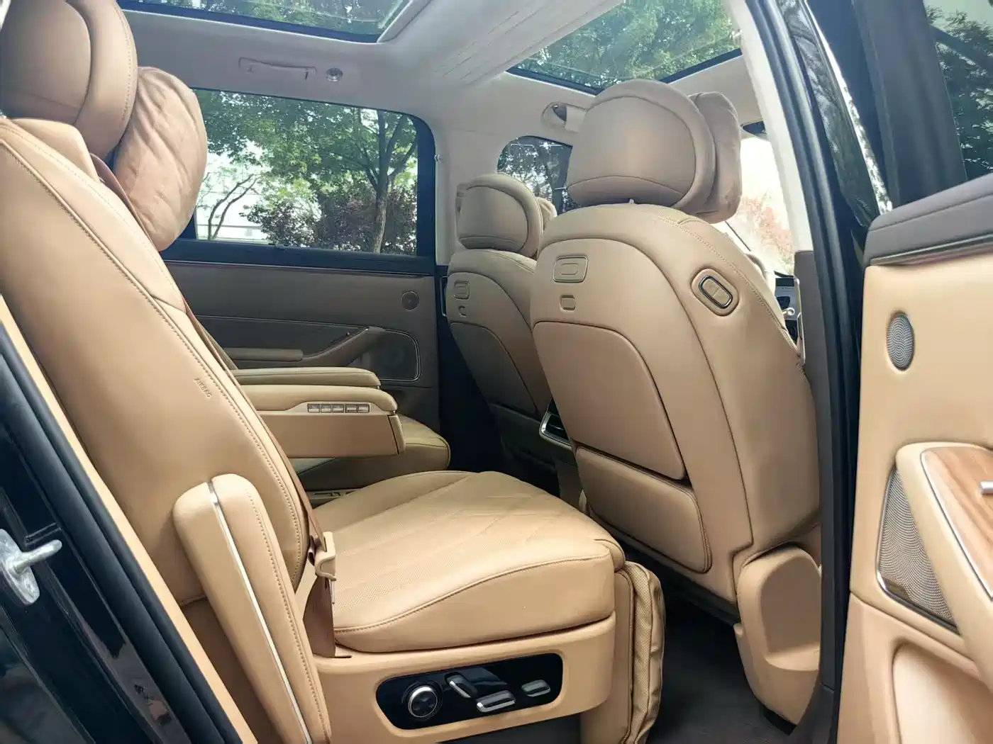 AITO Wenjie AITO M8 2025 Extended Range Ultra 53.4kWh 6-Seater фото 13