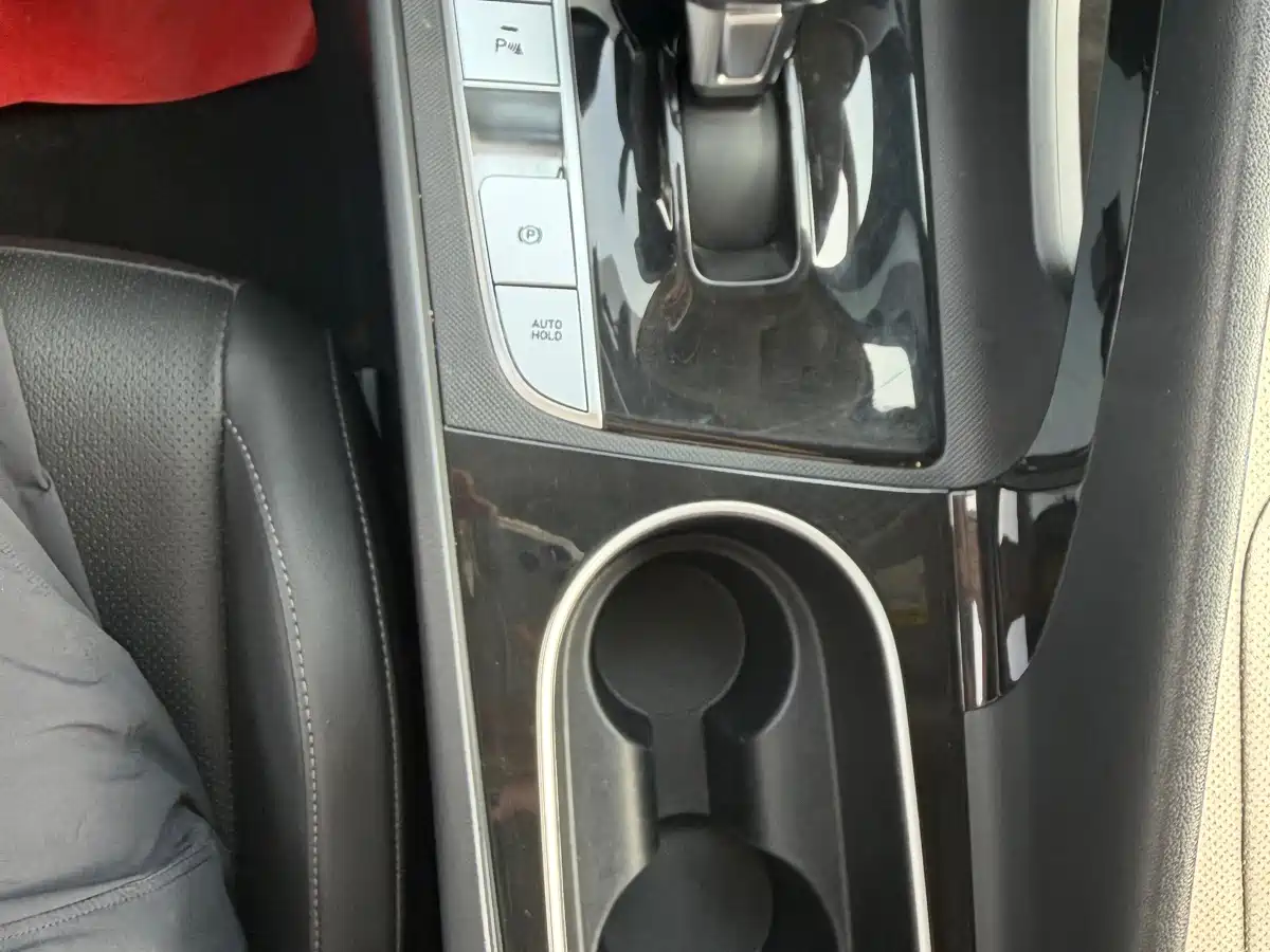 Hyundai Elantra 2022 1.5L CVT LUX Premium Edition фото 22