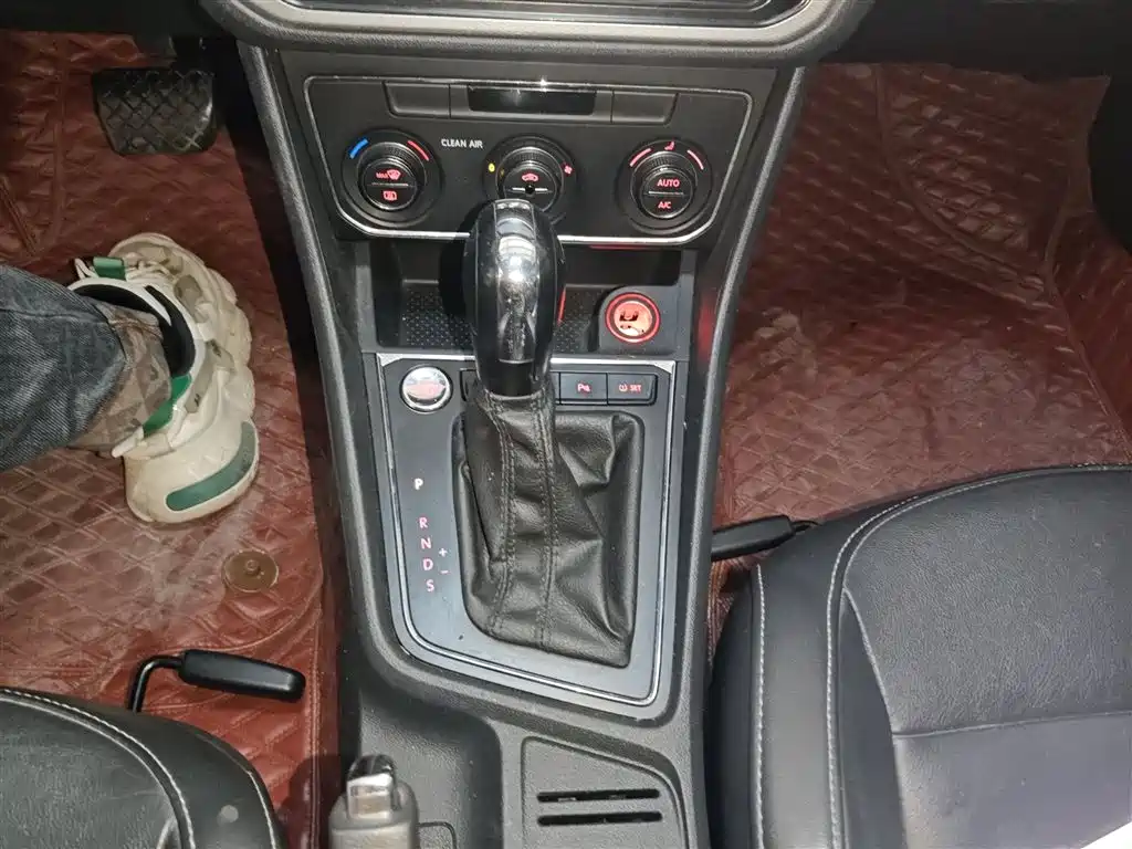 Volkswagen Lavida Tour 2017 180TSI DSG Comfort Edition фото 14