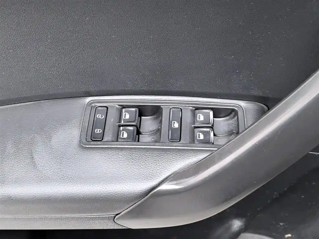 Volkswagen Santana 2015 1.6L Manual Comfort Edition фото 9