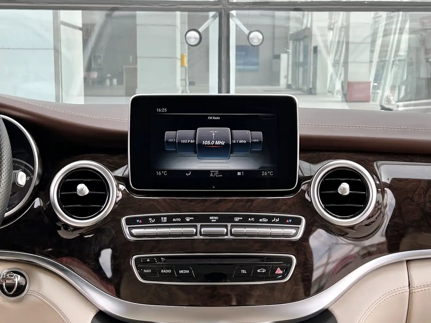 Mercedes-Benz V-Class 2018 V 260 L Premium Long Wheelbase Edition China VI фото 12
