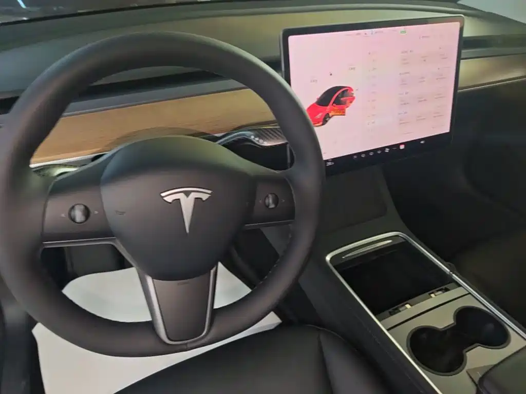 Фото 14 - Tesla Model 3