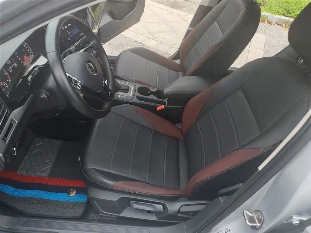 VOLKSWAGEN BORA
