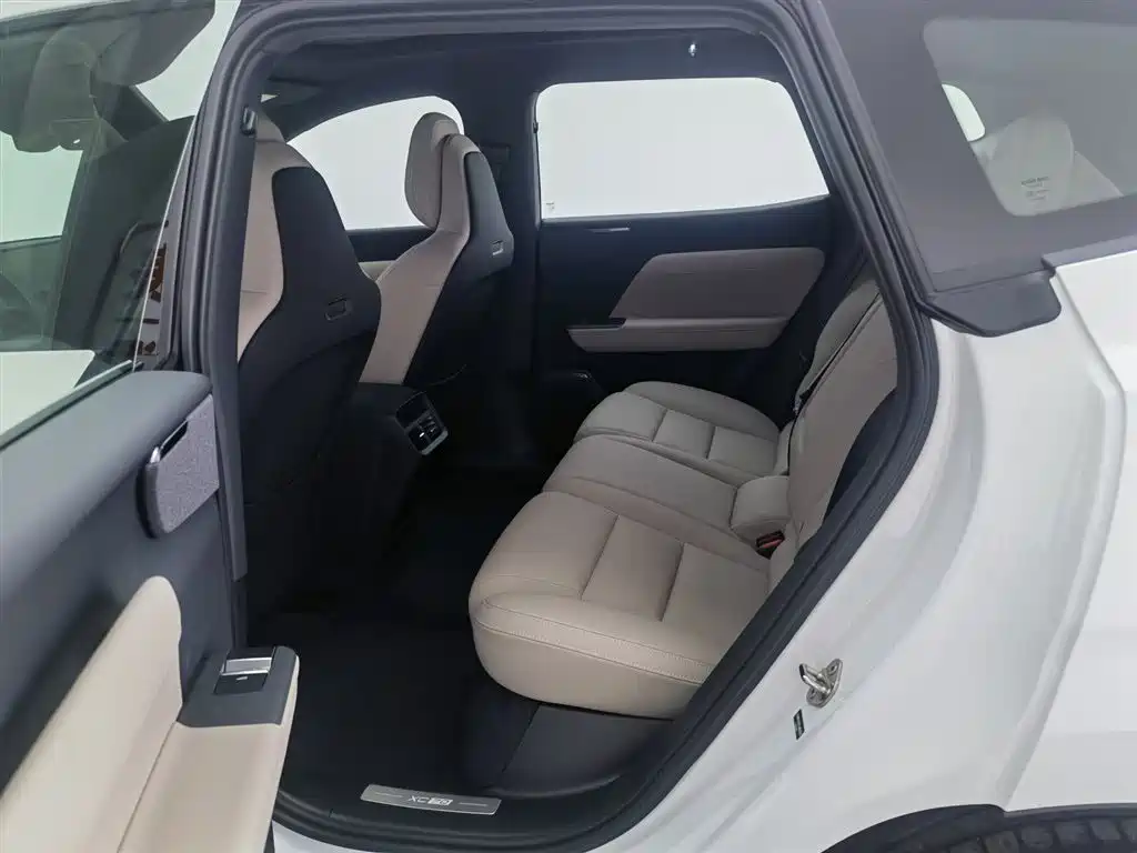 VOLVO XC70 PLUG-IN HYBRID