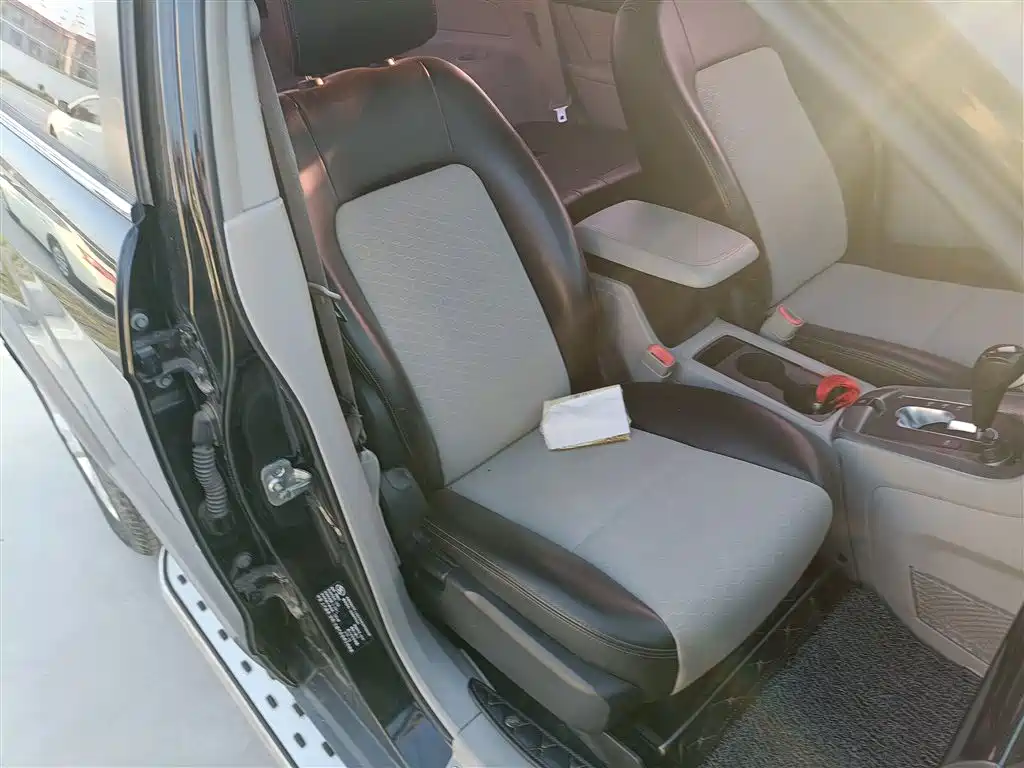 Chevrolet Captiva 2015 2.4L 2WD Urban Edition 5-seater фото 23