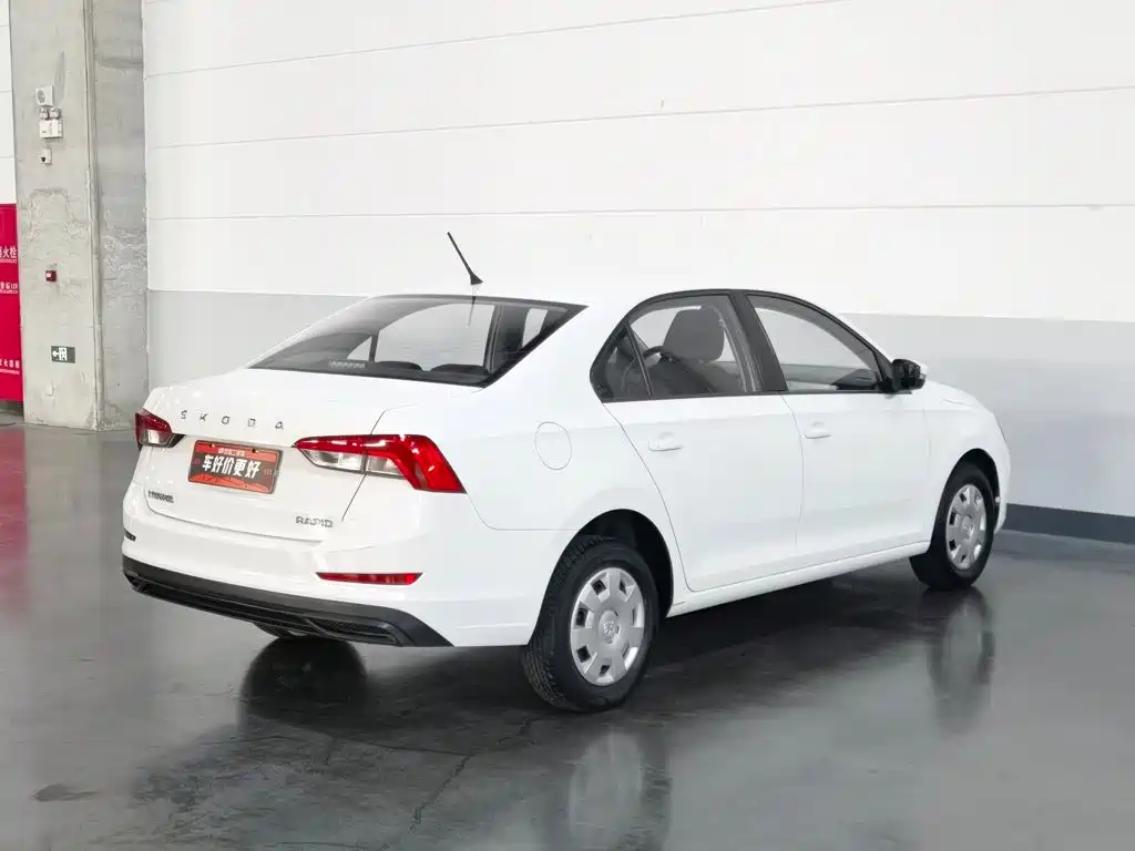 Photo 2 - Škoda Rapid