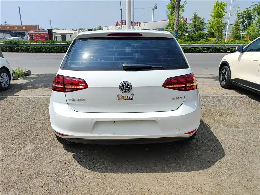 Volkswagen Golf 2017 1.6L Auto Comfort Millionth Edition фото 4