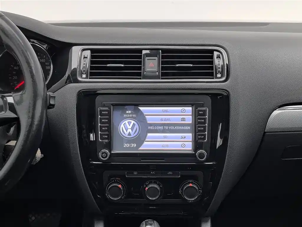 Volkswagen Sagitar 2015 1.6L Automatic Comfort фото 12