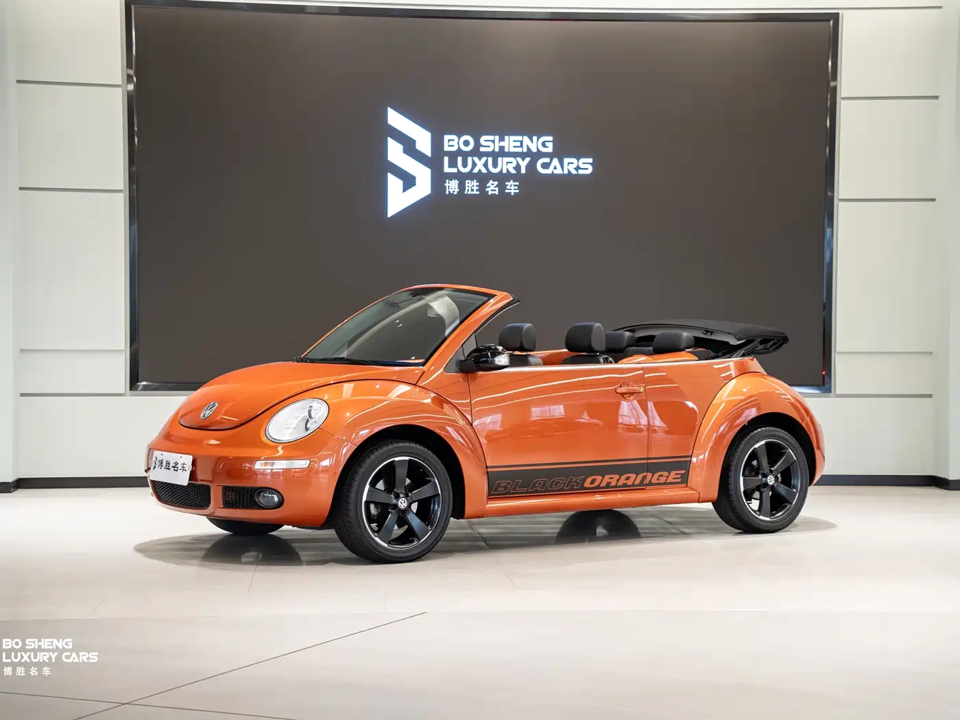 Volkswagen Beetle 2010 Model 2.0 BlackOrange Convertible Luxury Edition фото 4