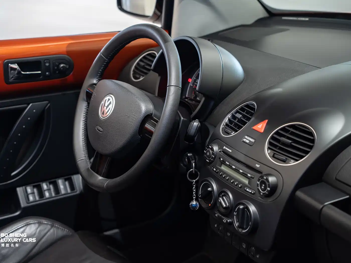 Volkswagen Beetle 2010 Model 2.0 BlackOrange Convertible Luxury Edition фото 7
