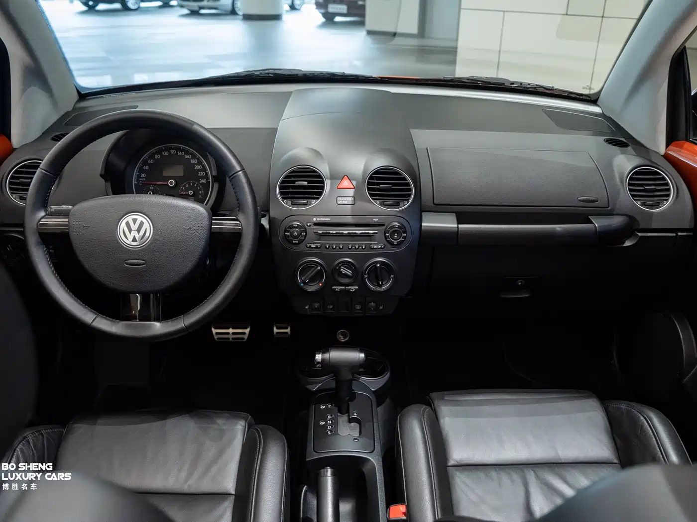 Volkswagen Beetle 2010 Model 2.0 BlackOrange Convertible Luxury Edition фото 26
