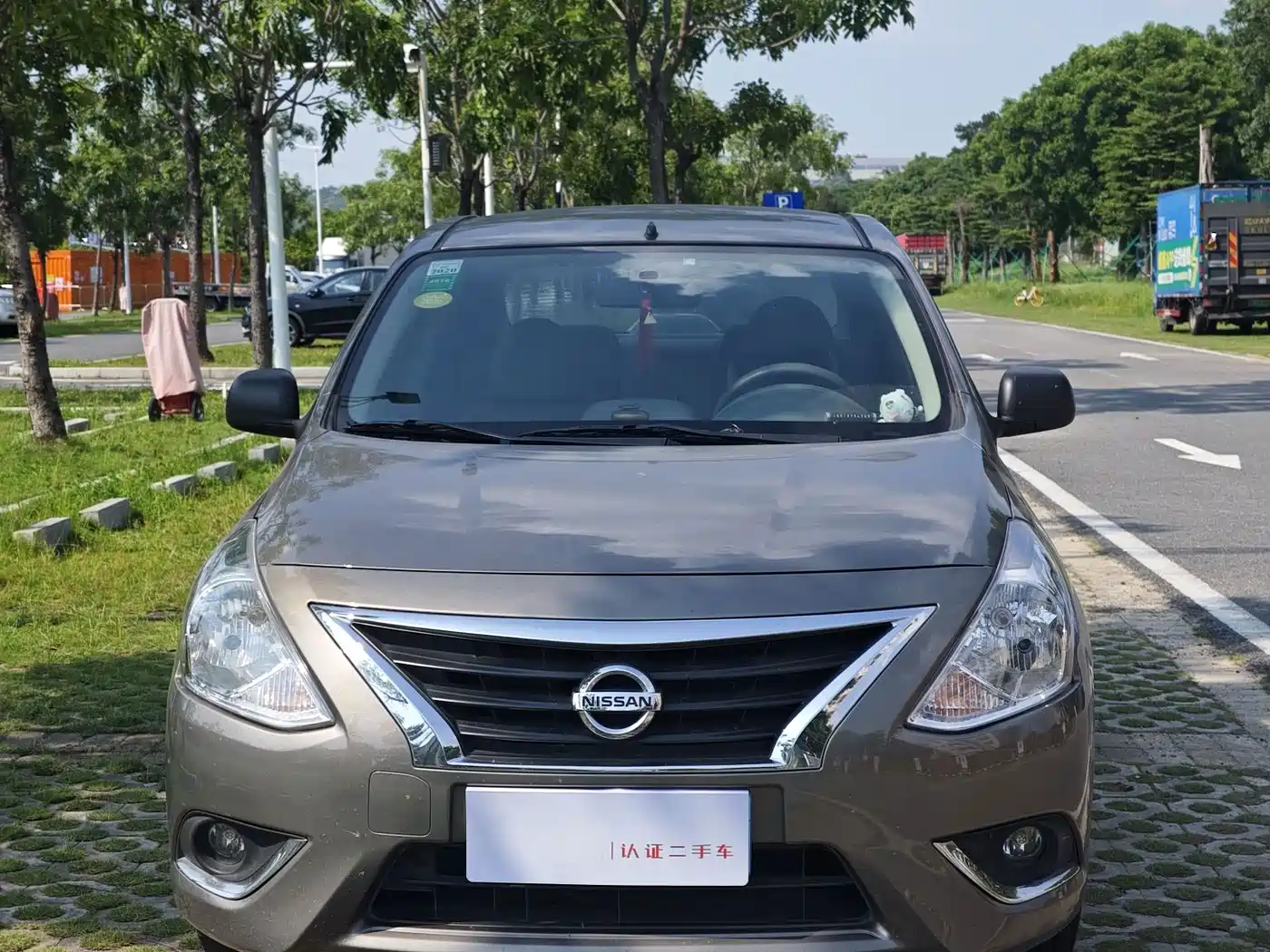 Photo 2 - Nissan Sunny
