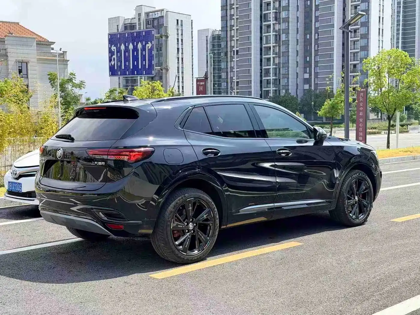 Photo 9 - Buick Envision S