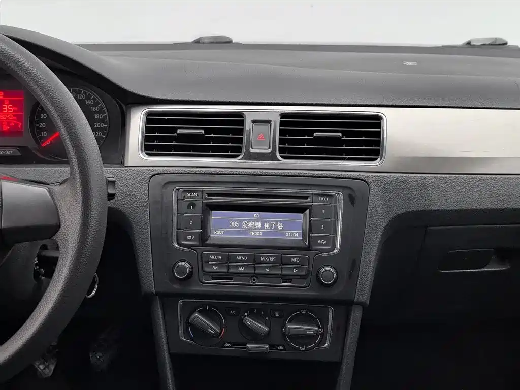 Volkswagen Santana 2015 1.6L Manual Comfort Edition фото 12