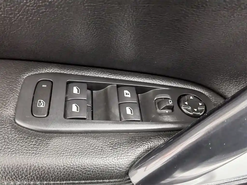 Peugeot 308 2018 1.6L Auto Luxury Edition фото 9