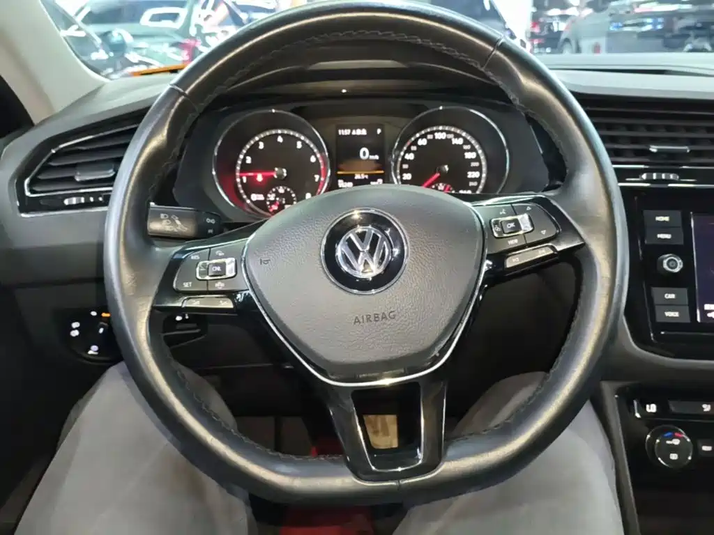 Photo 11 - Volkswagen Tiguan L