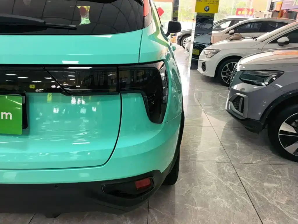 Фото 8 - Lynk & Co 01
