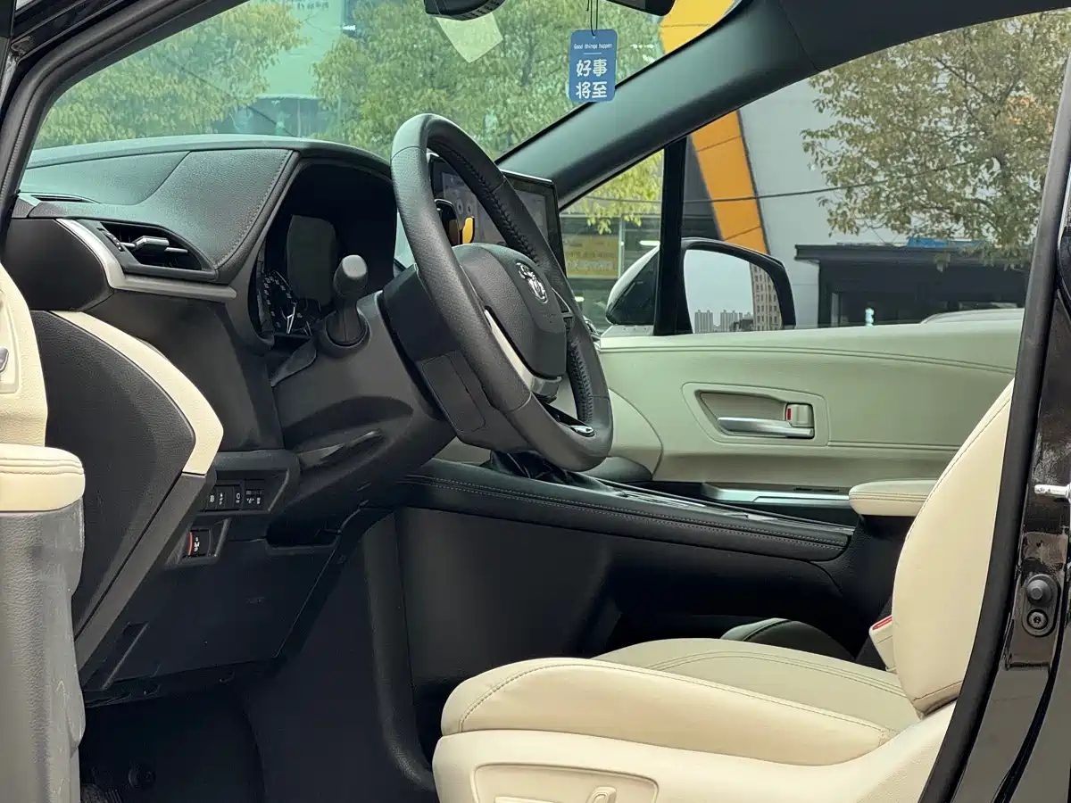 Toyota Sienna 2024 2.5L Hybrid 4WD Premium Edition фото 7