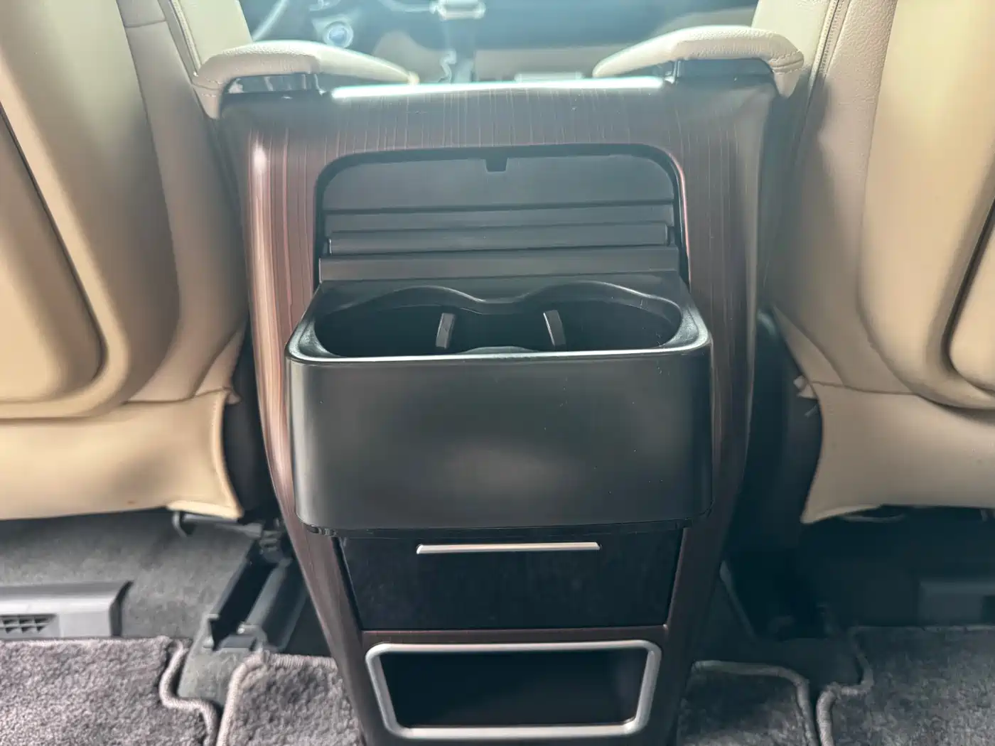 Toyota Granvia 2023 2.5L Hybrid Comfort Edition фото 17