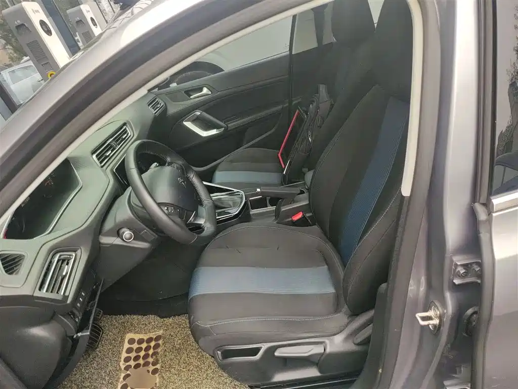Peugeot 308 2018 1.6L Auto Luxury Edition фото 15