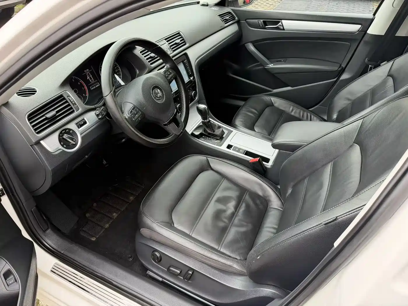 Volkswagen Passat 2015 1.8TSI DSG Honor Edition фото 4