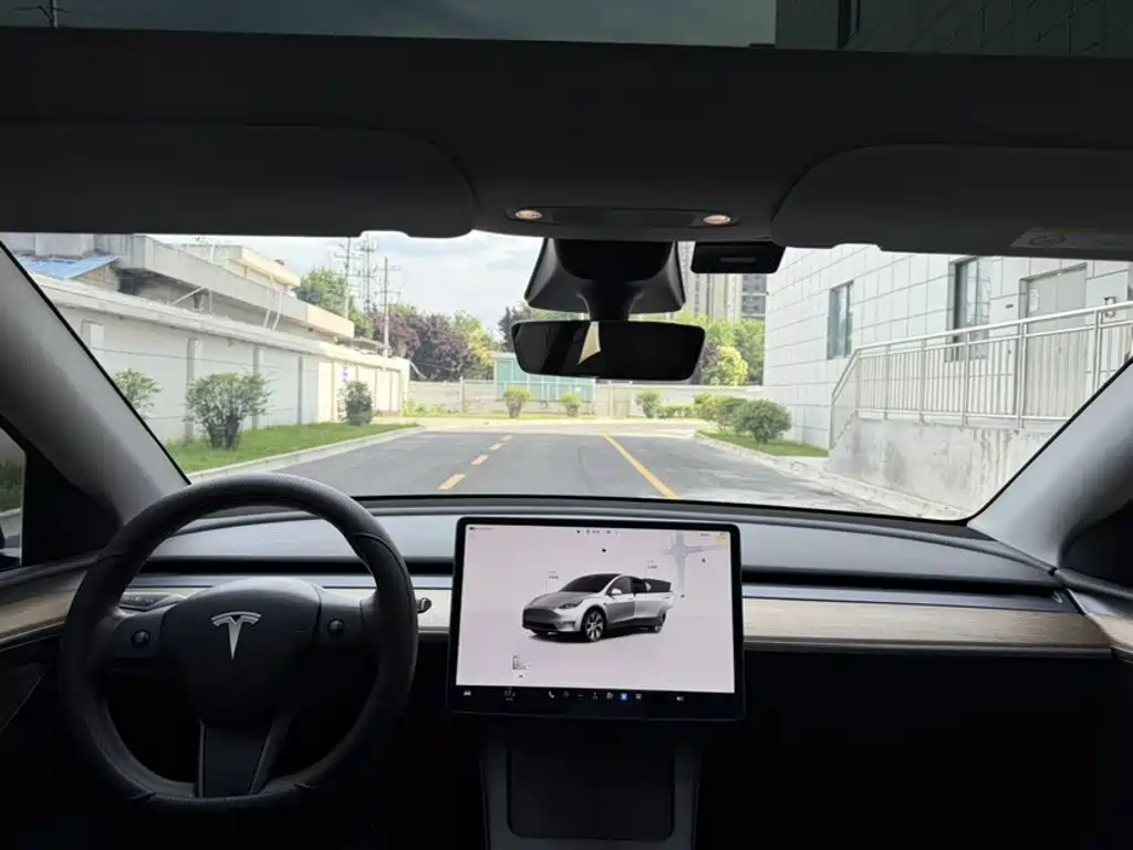 Фото 14 - Tesla Model Y