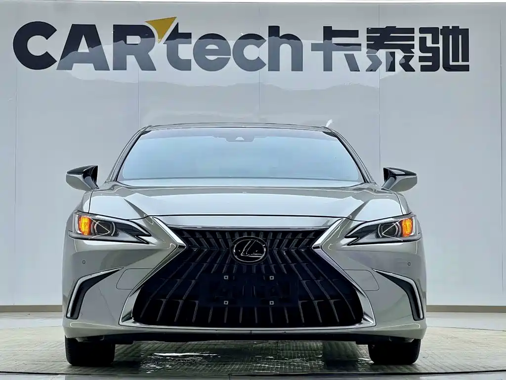 Фото 3 - Lexus ES