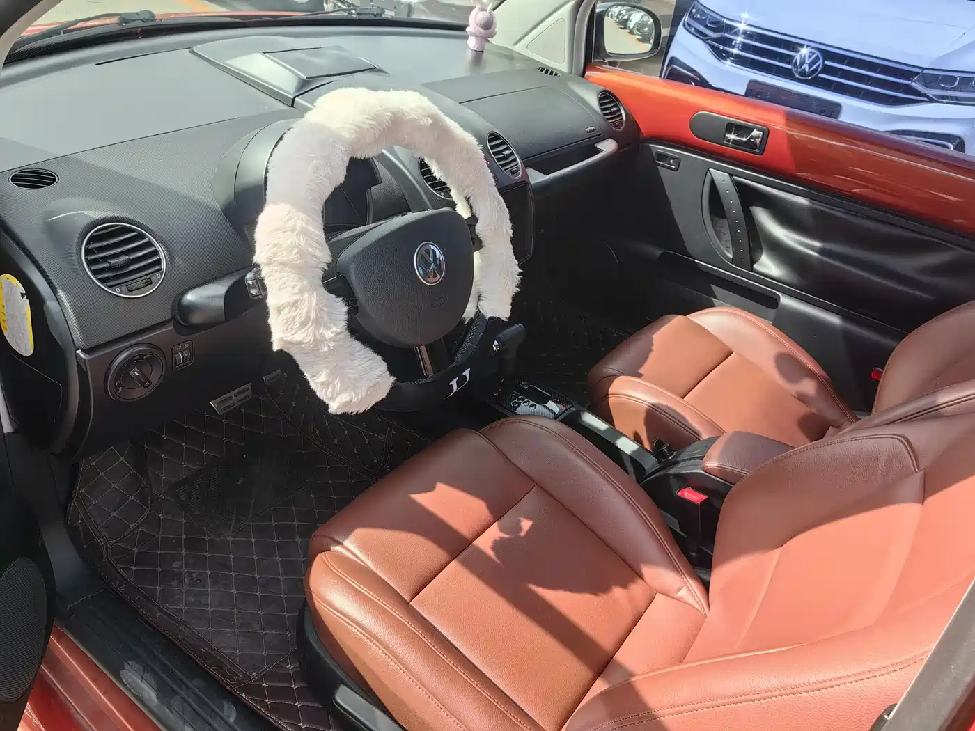 Volkswagen Beetle 2010 1.8T BlackOrange Luxury Edition фото 15