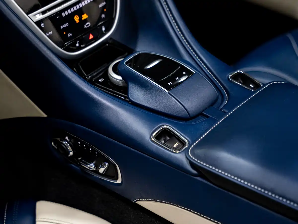 Фото 9 - Aston Martin DB11
