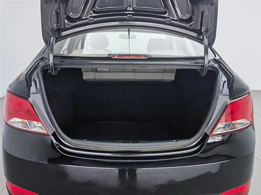 Hyundai Verna 2014 1.4L Manual Smart GLS фото 16