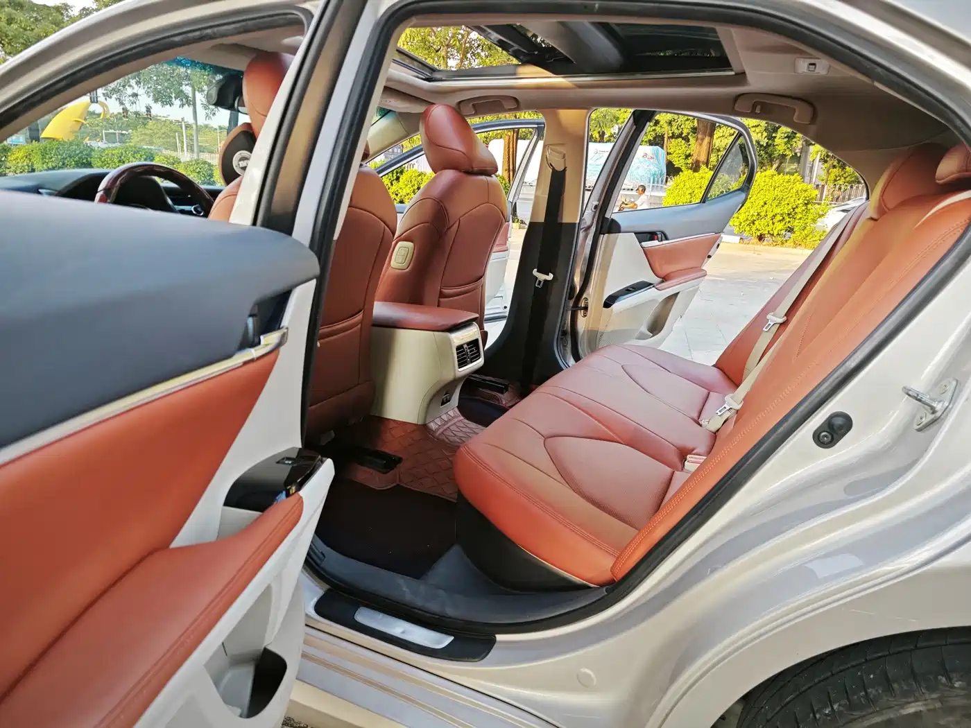Фото 8 - Toyota Camry