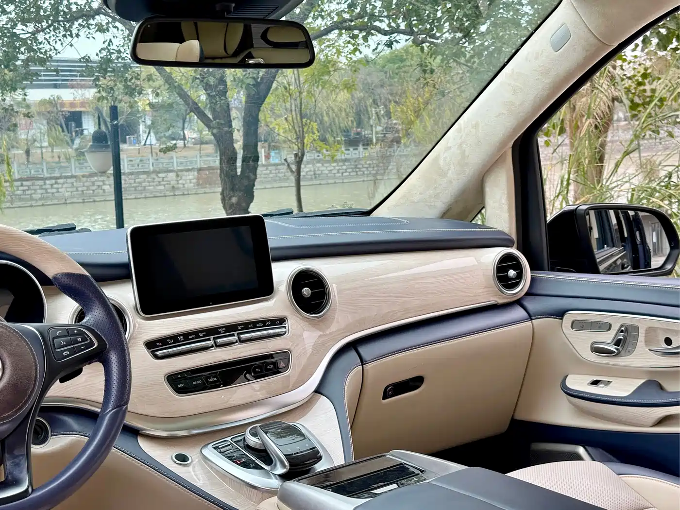 Mercedes-Benz V-Class 2017 Model V 260 L Premium Extended Edition фото 18