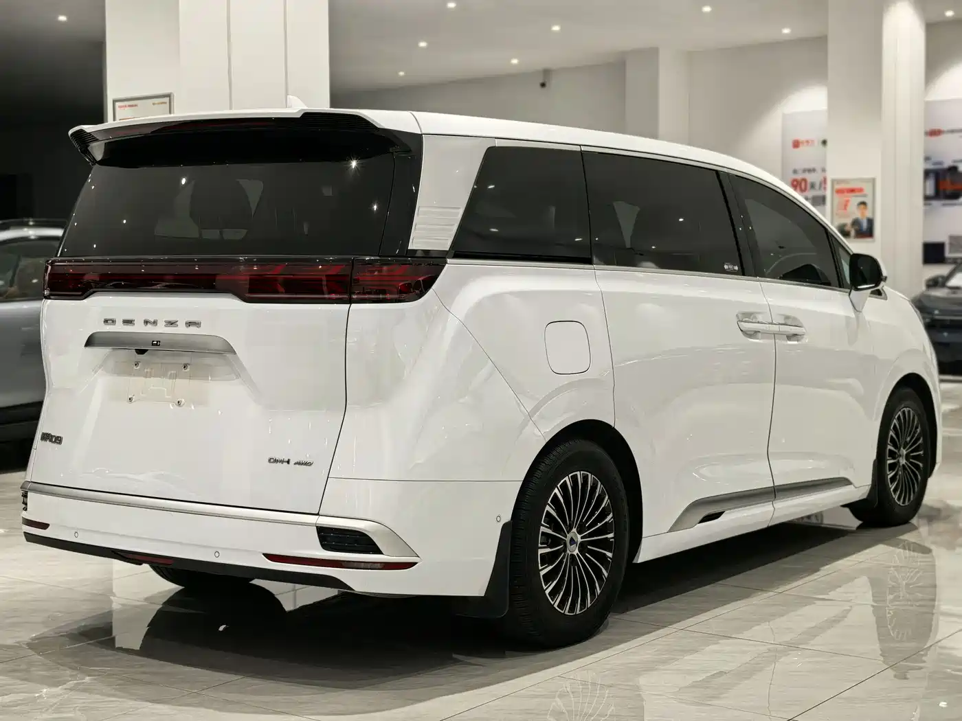 Denza D9 2022 DM-i 970 AWD Flagship фото 4
