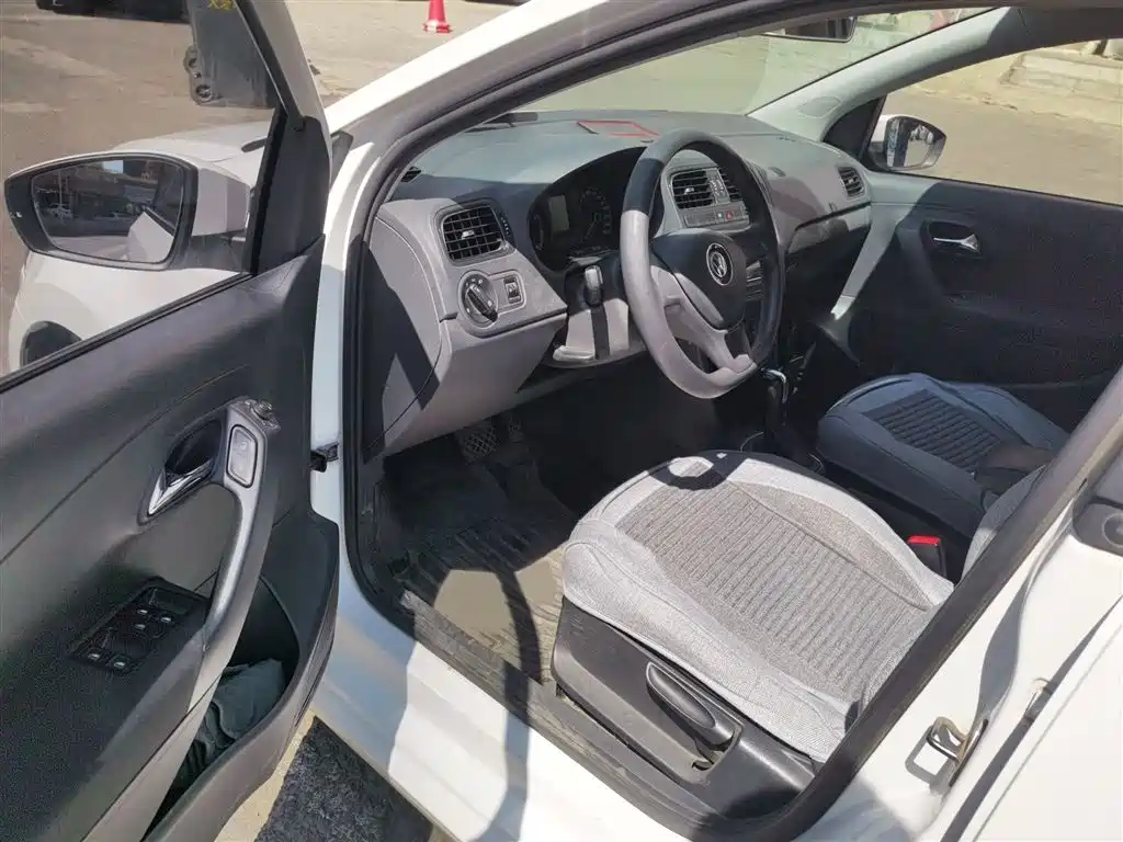 Volkswagen Polo 2016 1.4L Automatic Trend фото 14