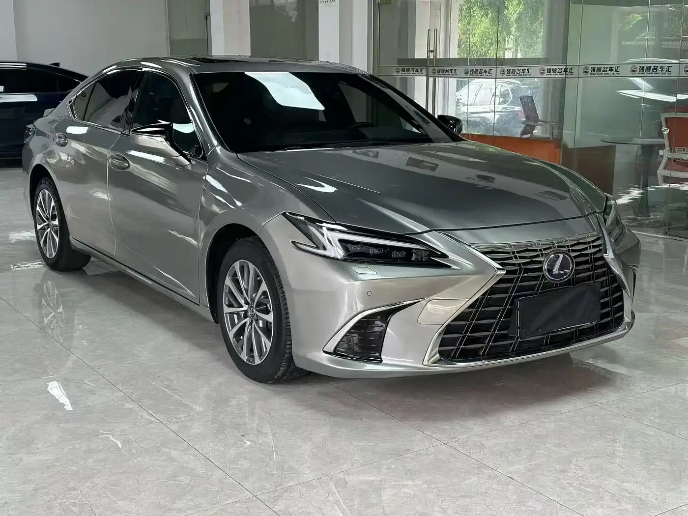 Lexus ES 2025 300h Ultimate Edition фото 3