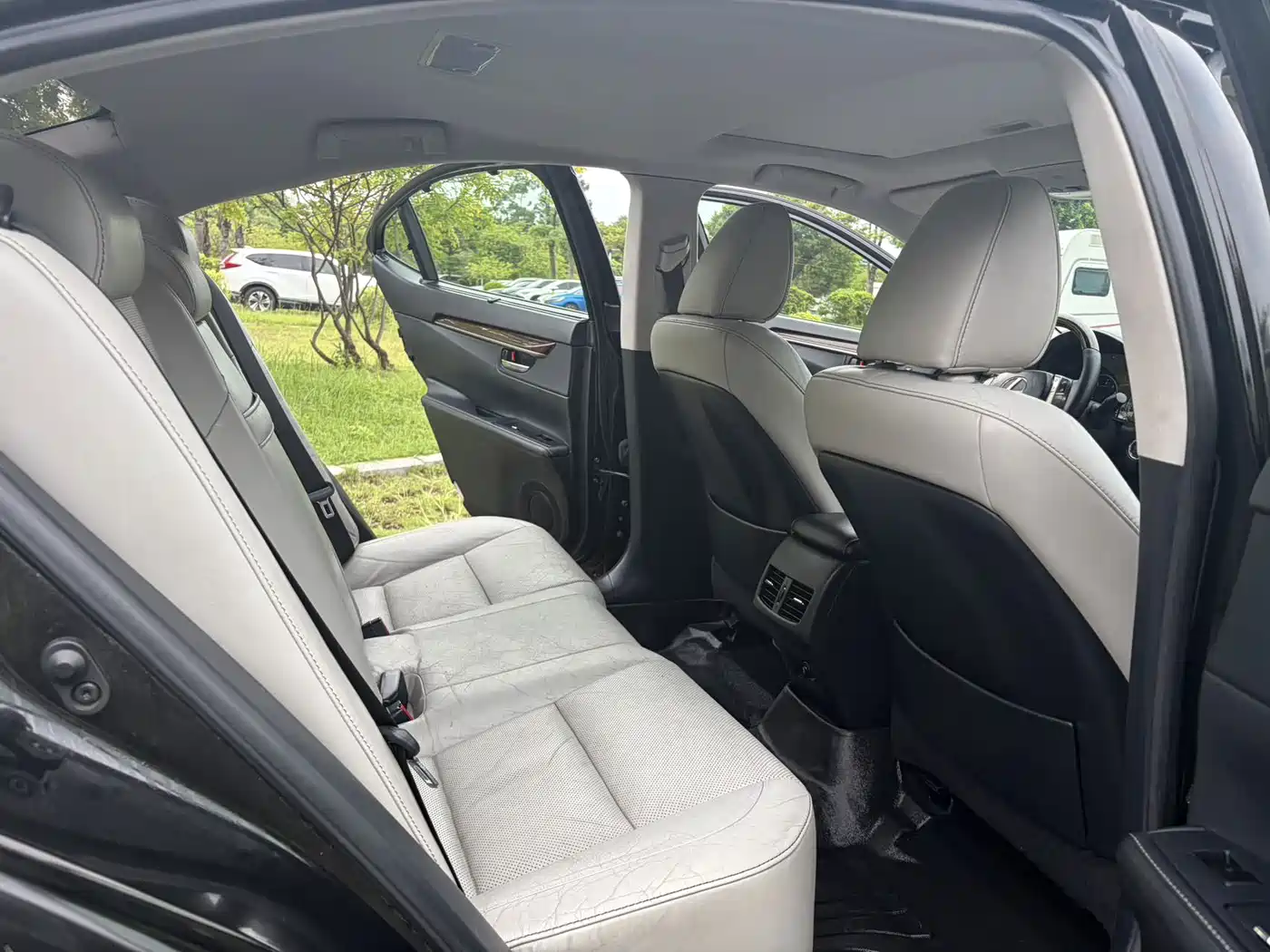 Photo 10 - Lexus ES