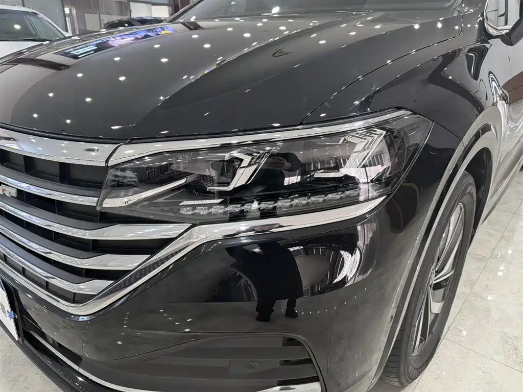 Volkswagen Viloran 2022 380TSI Premium Edition фото 12